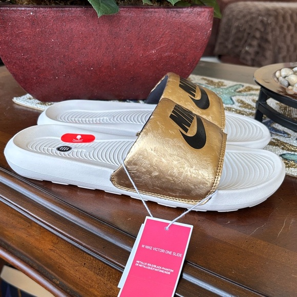 Brand New Nike Victori One Slides Metallic Gold w/ Black Comfort Sport Sandals - Picture 4 of 16